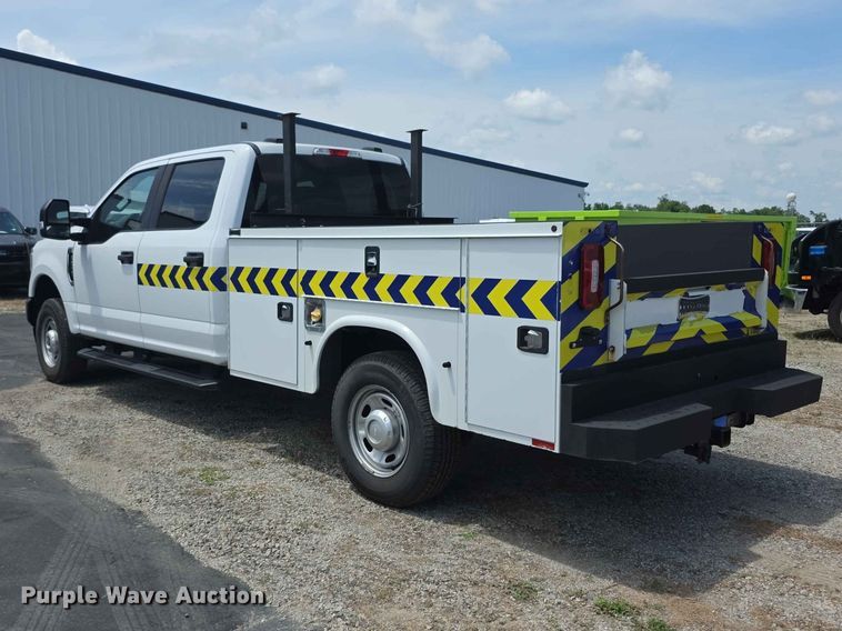 image for item FI0952 2020 Ford F250 Super Duty Crew Cab utility bed pickup truck