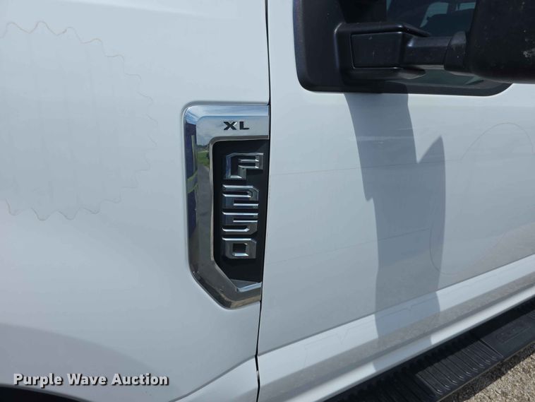 image for item FI0952 2020 Ford F250 Super Duty Crew Cab utility bed pickup truck