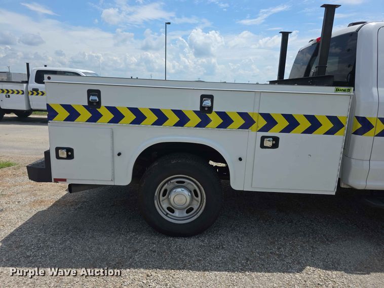 image for item FI0952 2020 Ford F250 Super Duty Crew Cab utility bed pickup truck