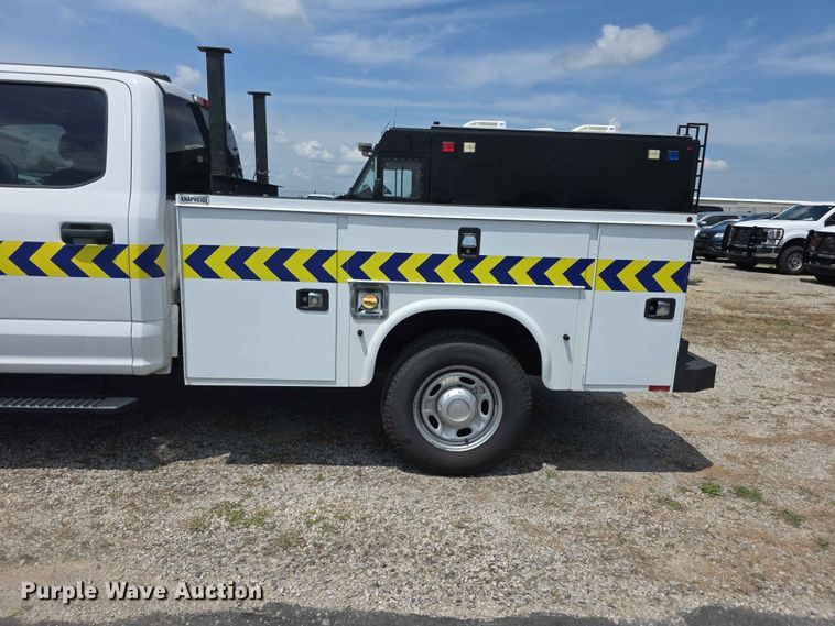 image for item FI0952 2020 Ford F250 Super Duty Crew Cab utility bed pickup truck
