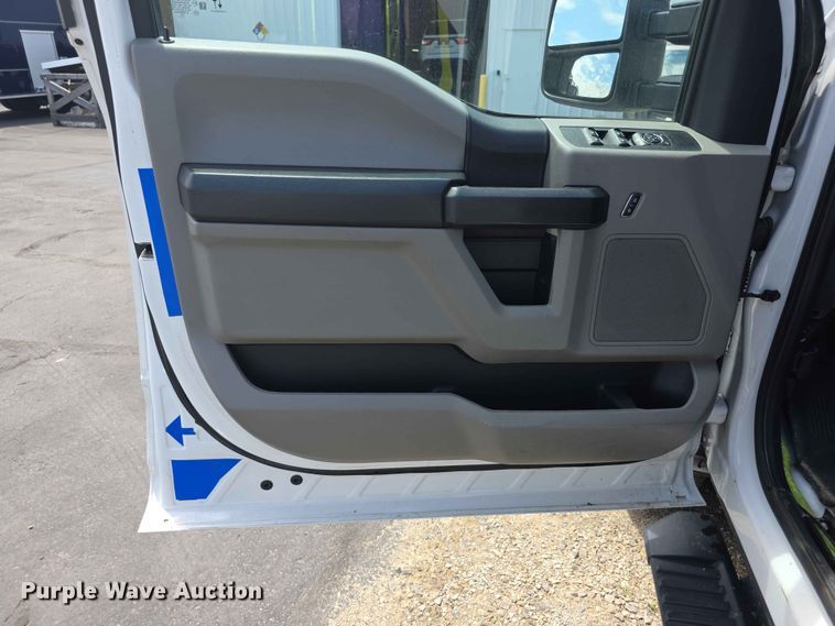 image for item FI0952 2020 Ford F250 Super Duty Crew Cab utility bed pickup truck