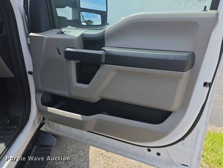 image for item FI0952 2020 Ford F250 Super Duty Crew Cab utility bed pickup truck