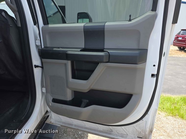image for item FI0952 2020 Ford F250 Super Duty Crew Cab utility bed pickup truck