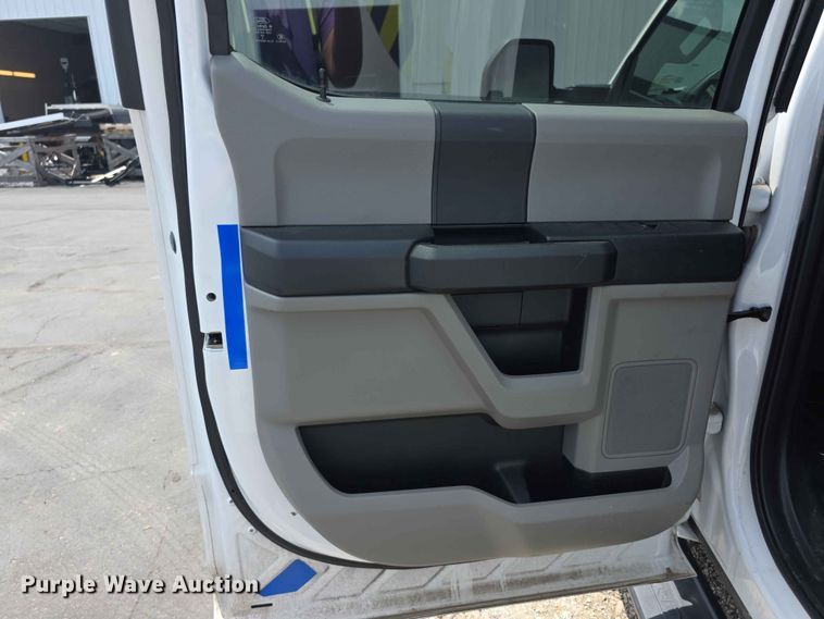image for item FI0952 2020 Ford F250 Super Duty Crew Cab utility bed pickup truck