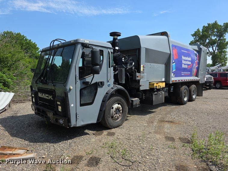 image for item FI0953 2019 Mack LR64E refuse truck