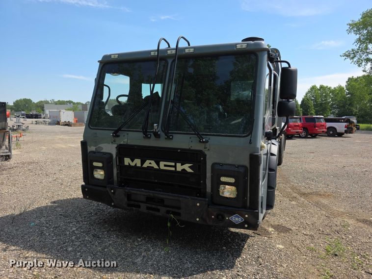 image for item FI0953 2019 Mack LR64E refuse truck
