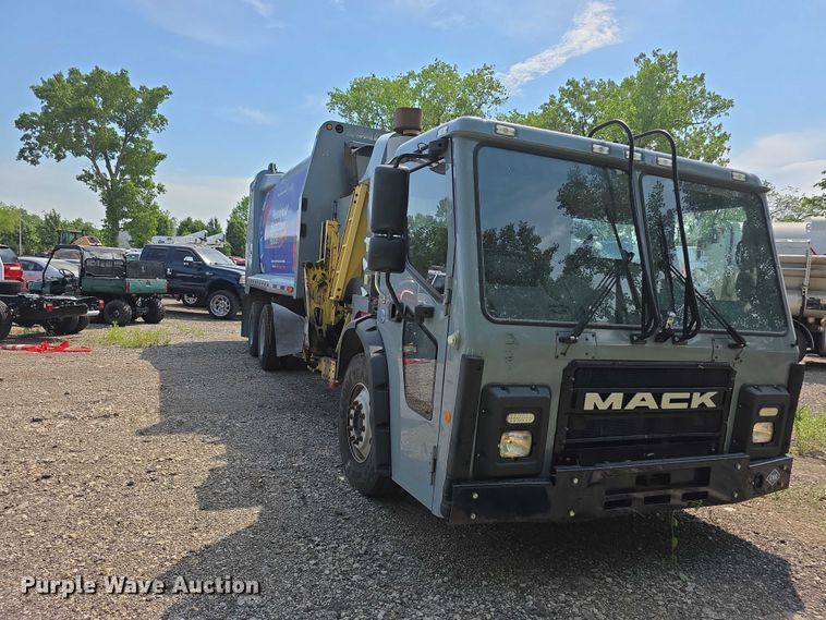 image for item FI0953 2019 Mack LR64E refuse truck