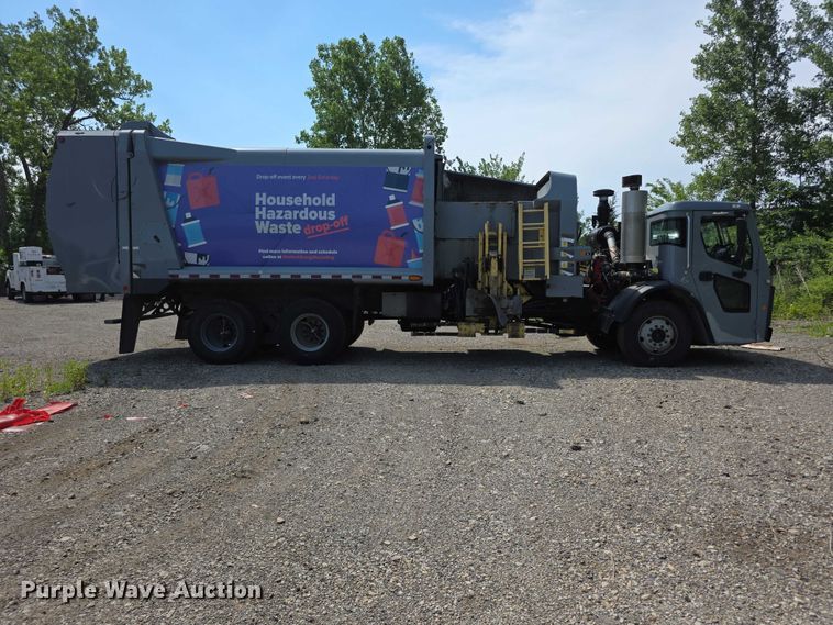 image for item FI0953 2019 Mack LR64E refuse truck