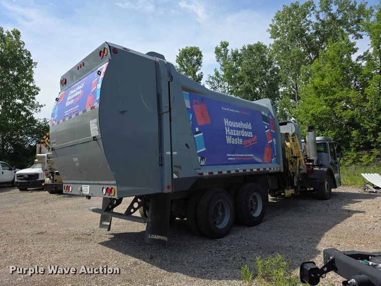 image for item FI0953 2019 Mack LR64E refuse truck