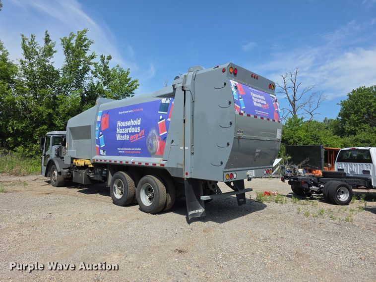 image for item FI0953 2019 Mack LR64E refuse truck
