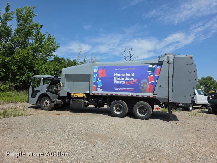 image for item FI0953 2019 Mack LR64E refuse truck
