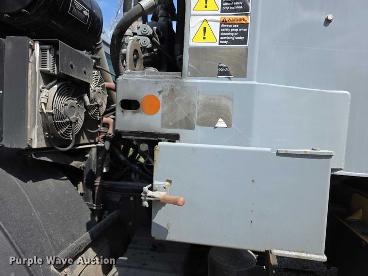 image for item FI0953 2019 Mack LR64E refuse truck