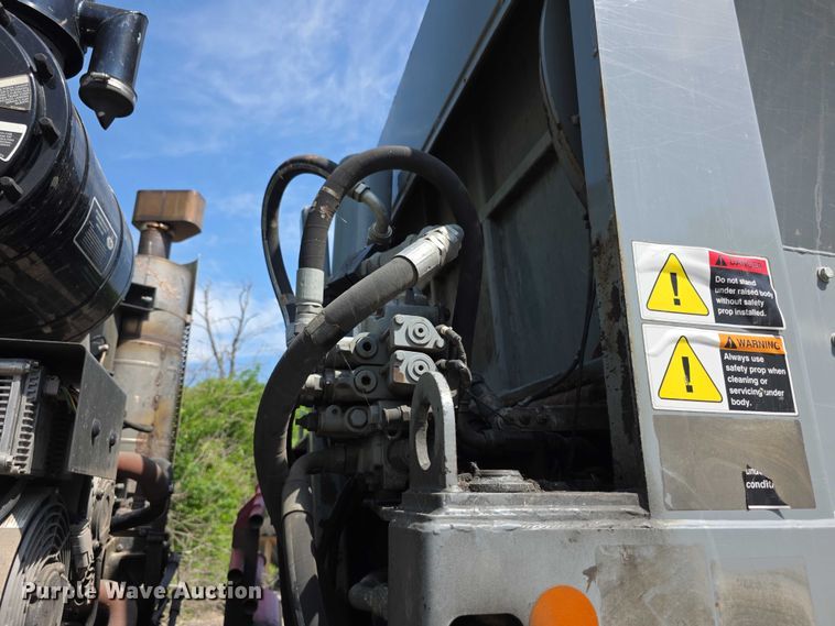 image for item FI0953 2019 Mack LR64E refuse truck