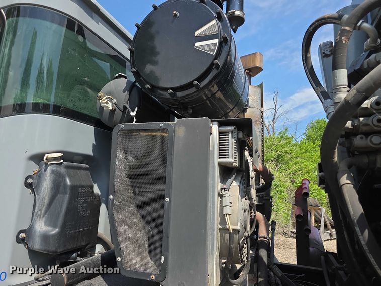 image for item FI0953 2019 Mack LR64E refuse truck