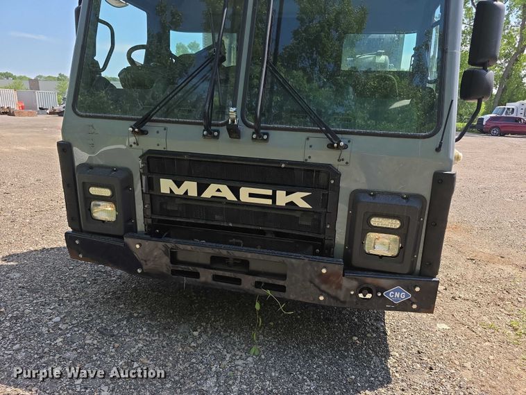 image for item FI0953 2019 Mack LR64E refuse truck