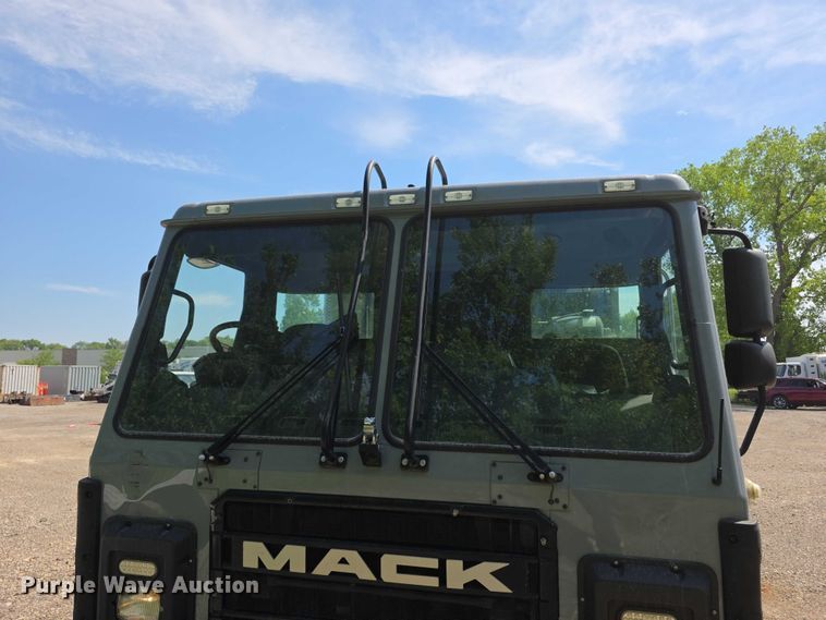 image for item FI0953 2019 Mack LR64E refuse truck