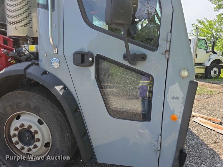 image for item FI0953 2019 Mack LR64E refuse truck