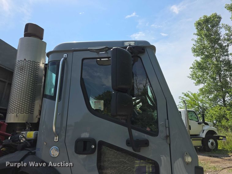 image for item FI0953 2019 Mack LR64E refuse truck