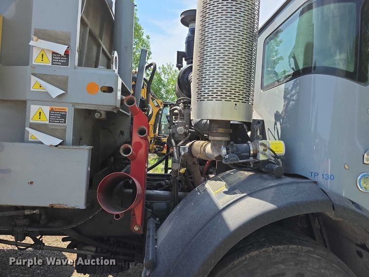 image for item FI0953 2019 Mack LR64E refuse truck