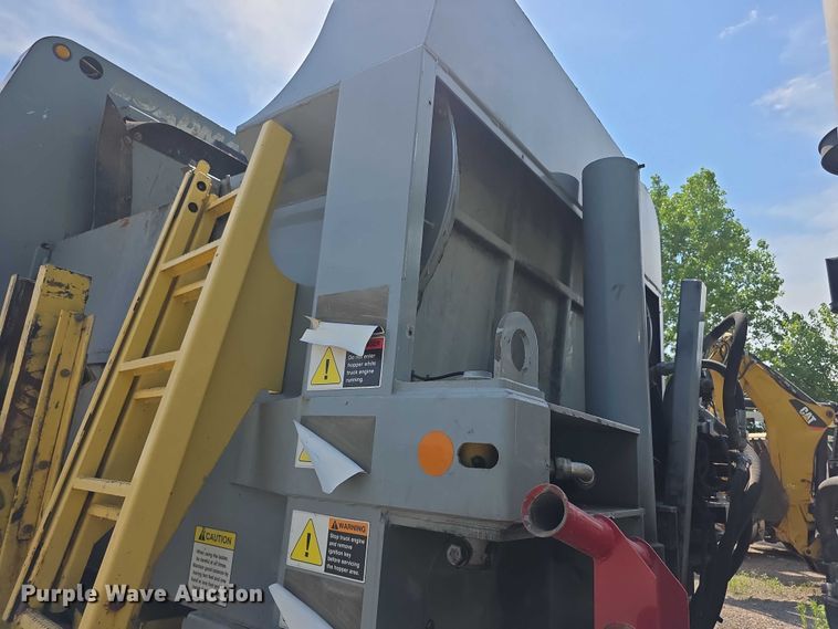 image for item FI0953 2019 Mack LR64E refuse truck