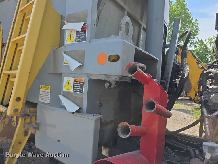 image for item FI0953 2019 Mack LR64E refuse truck