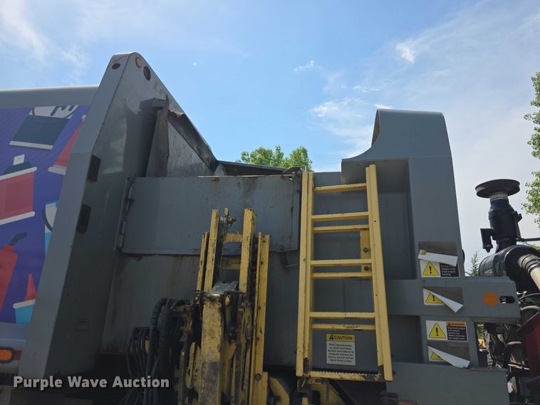 image for item FI0953 2019 Mack LR64E refuse truck