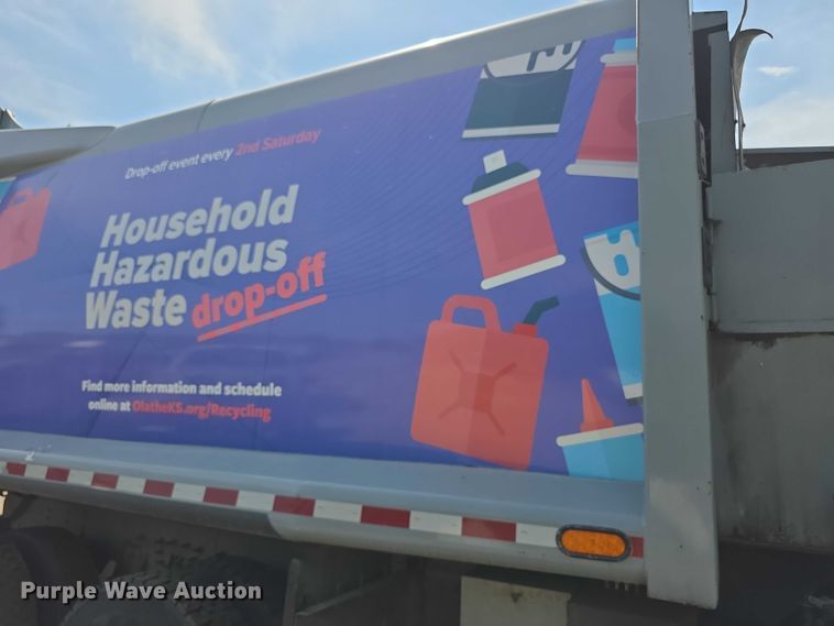 image for item FI0953 2019 Mack LR64E refuse truck