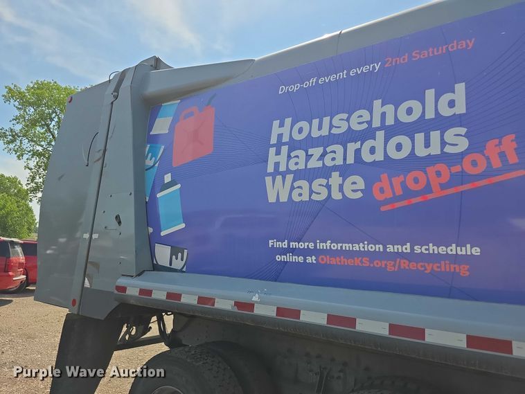 image for item FI0953 2019 Mack LR64E refuse truck