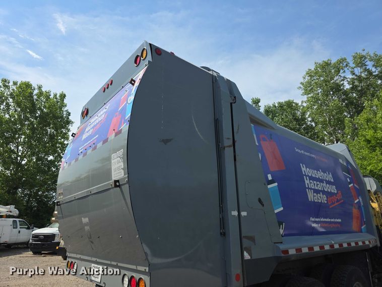 image for item FI0953 2019 Mack LR64E refuse truck