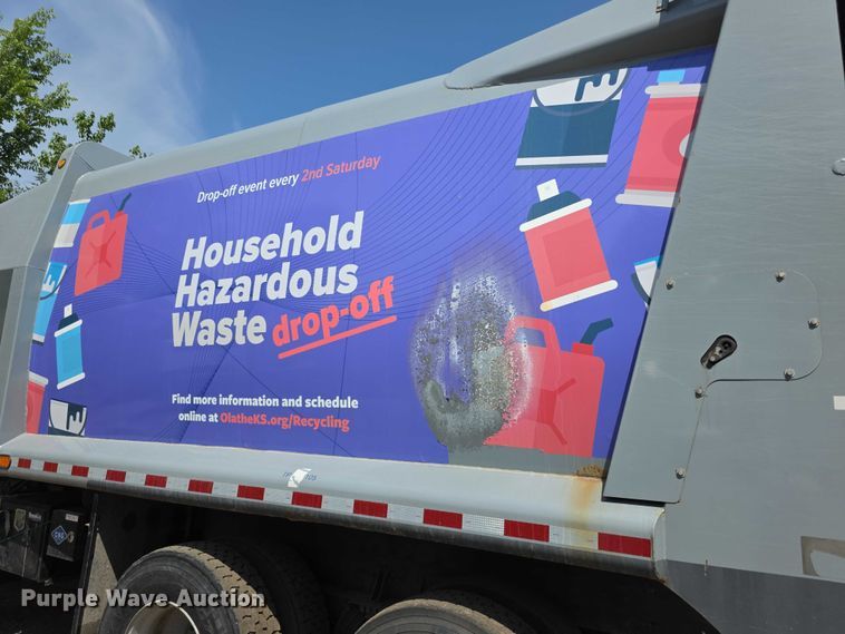 image for item FI0953 2019 Mack LR64E refuse truck