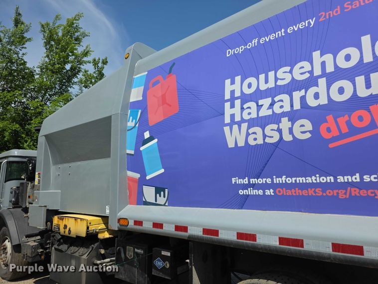 image for item FI0953 2019 Mack LR64E refuse truck
