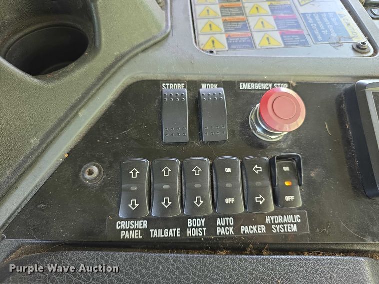 image for item FI0953 2019 Mack LR64E refuse truck