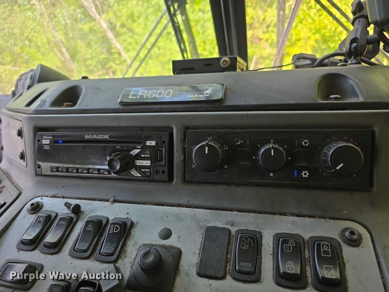 image for item FI0953 2019 Mack LR64E refuse truck