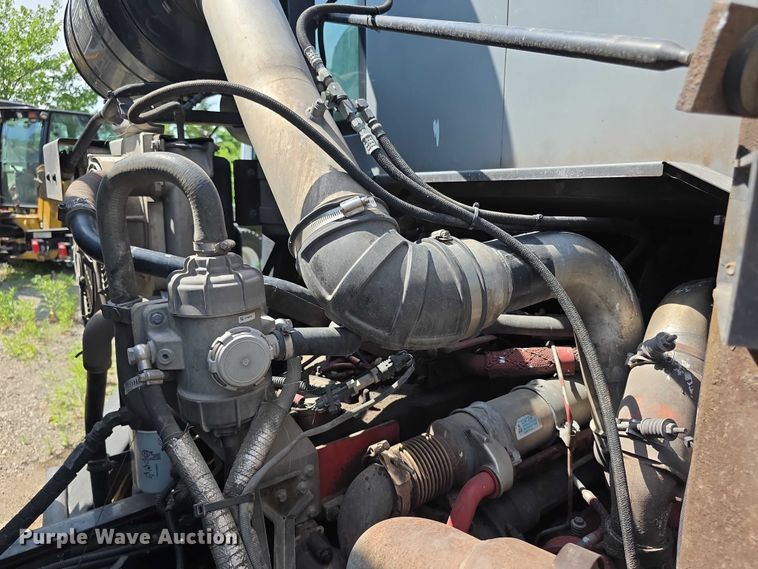 image for item FI0953 2019 Mack LR64E refuse truck