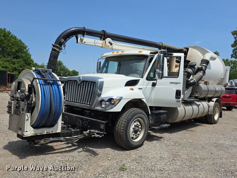 image for item FI0989 2008 International 7400SBA vacuum truck