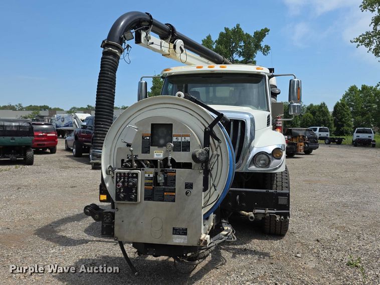 image for item FI0989 2008 International 7400SBA vacuum truck