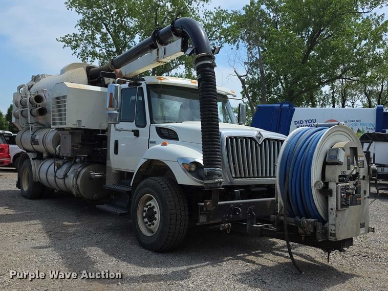 image for item FI0989 2008 International 7400SBA vacuum truck