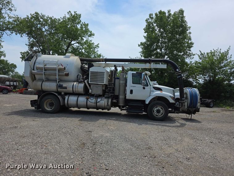 image for item FI0989 2008 International 7400SBA vacuum truck