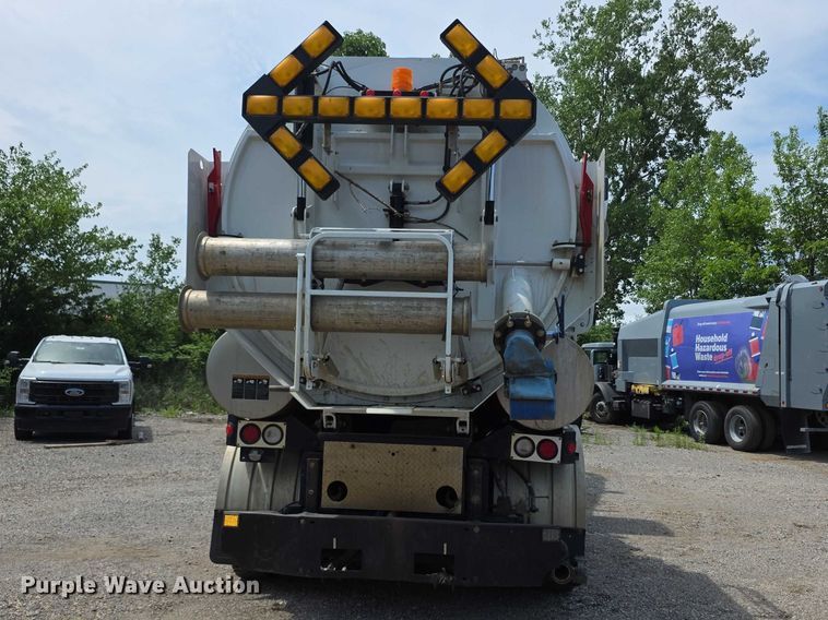 image for item FI0989 2008 International 7400SBA vacuum truck