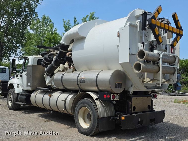 image for item FI0989 2008 International 7400SBA vacuum truck