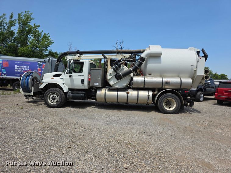 image for item FI0989 2008 International 7400SBA vacuum truck