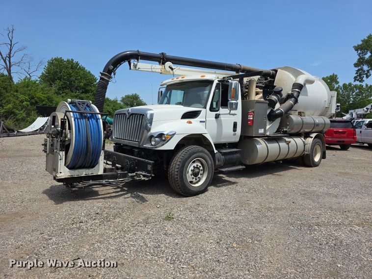 image for item FI0989 2008 International 7400SBA vacuum truck