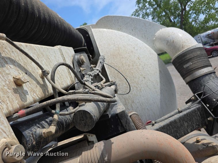 image for item FI0989 2008 International 7400SBA vacuum truck