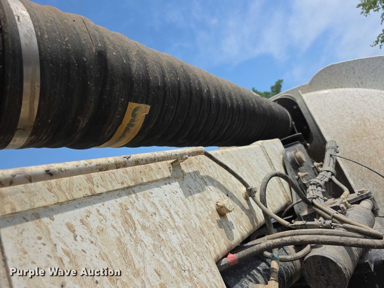 image for item FI0989 2008 International 7400SBA vacuum truck