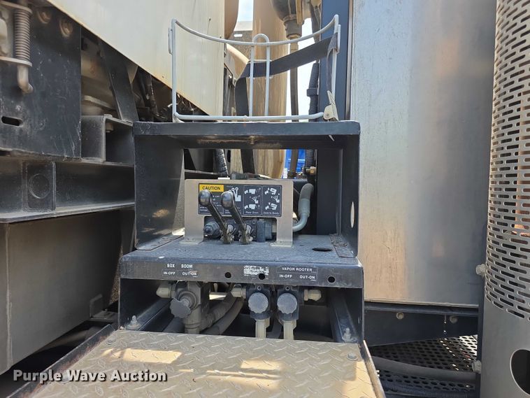 image for item FI0989 2008 International 7400SBA vacuum truck