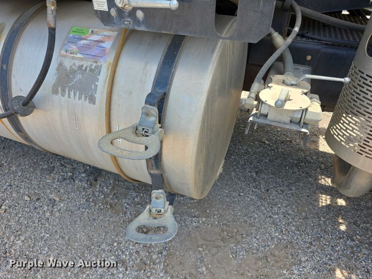image for item FI0989 2008 International 7400SBA vacuum truck