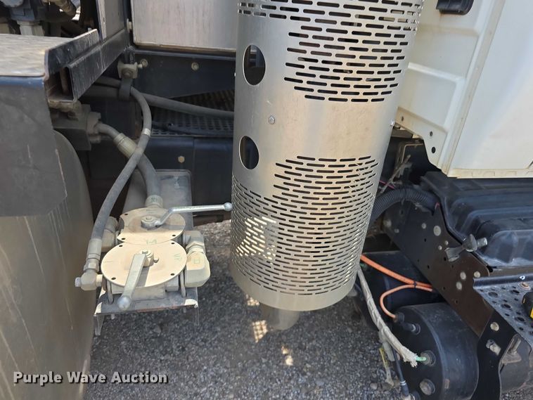 image for item FI0989 2008 International 7400SBA vacuum truck