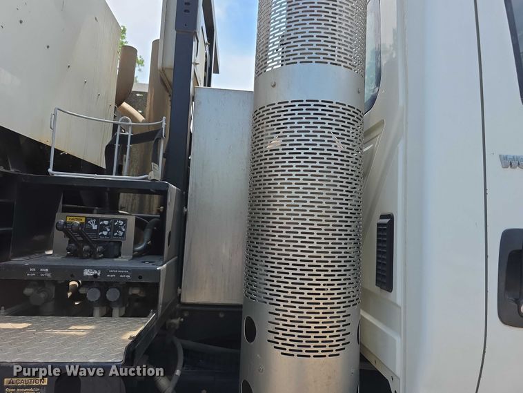 image for item FI0989 2008 International 7400SBA vacuum truck