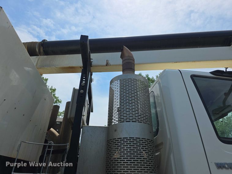 image for item FI0989 2008 International 7400SBA vacuum truck
