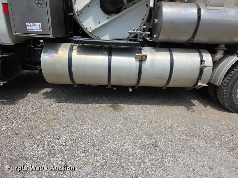 image for item FI0989 2008 International 7400SBA vacuum truck